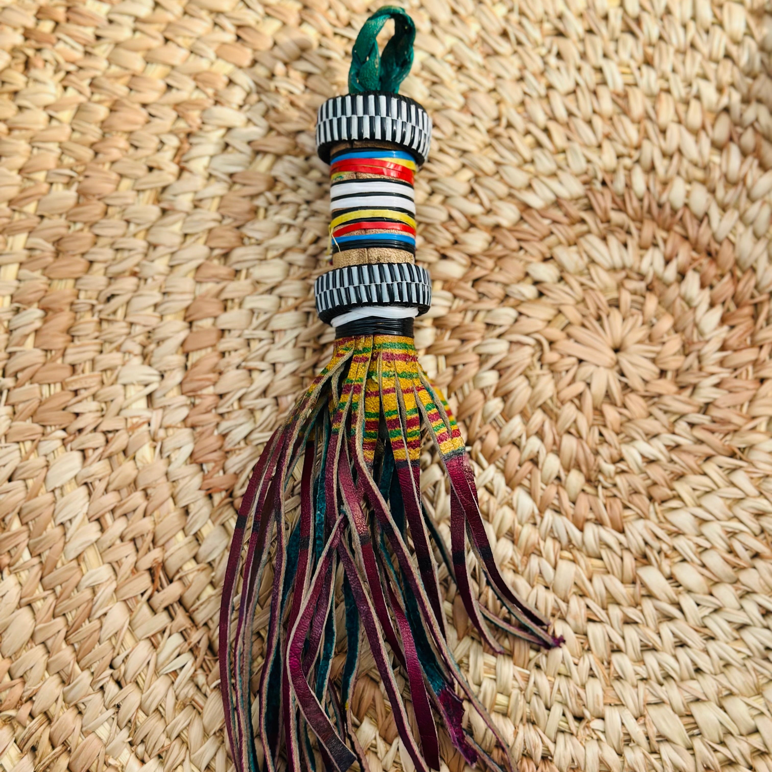 Porte-clés artisanal en cuir et plastique