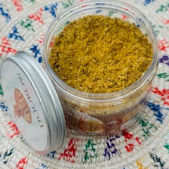 Poudre de poisson Dookow dans un pot transparent ouvert, saveur fumée et salée, alternative naturelle aux cubes industriels